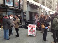 Rassemblement contre l'austérité devant le cinéma Omnia