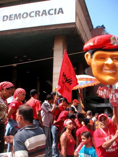 Mobilisation populaire lors de la réelection de Chavez en 2006 (photottheque.org)